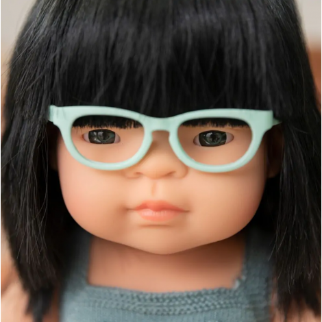 Papusa 38 cm, fetita asiatica purtatoare de ochelari, imbracata in salopeta tricotata - 2