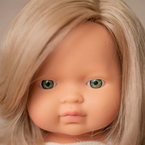 Papusa 38 cm, fetita europeana cu par blond inchis, imbracata in salopeta tricotata - 2